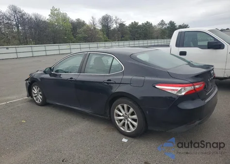2018 Toyota Camry L z USA, uszkodzony, nr VIN 4T1B11HK7JU618326